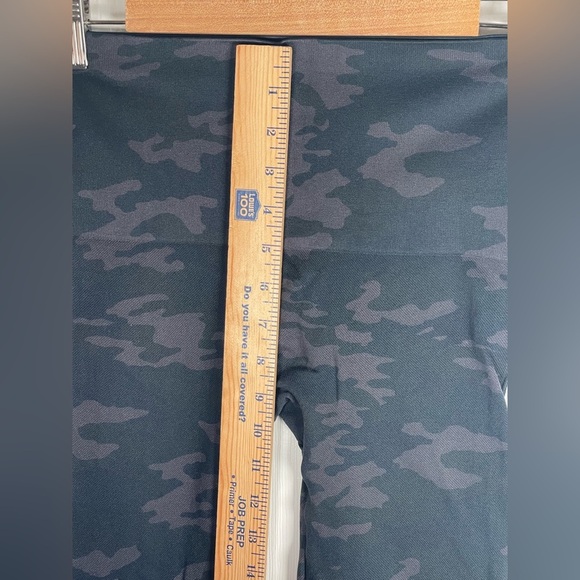 Spanx Medium Leggings Look at Me Now in Black Camo - Picture 7 of 9